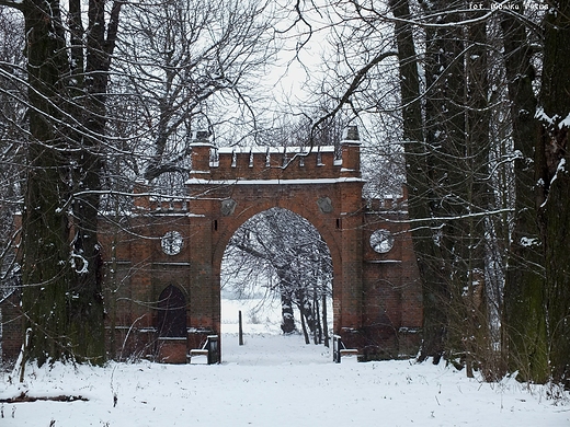 Brama z domkiem odźwiernego w zimowej odsłonie