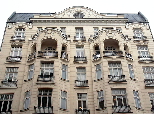 Warszawa. Fasada kamienicy Wildera przy ul. Bagatela.