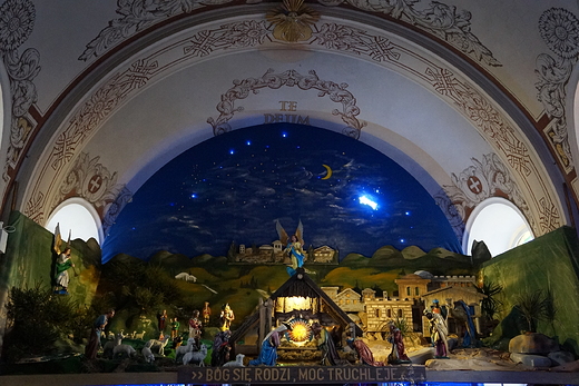 Szopka umieszczona wysoko nad gwnym otarzem w Sanktuarium Matki Boskiej Pocieszenia w Bujakowie