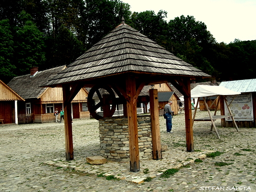 studnia na Rynku Galicyjskim - skansen w Sanoku