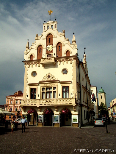 Rzeszowski Ratusz - budynek magistratu miejskiego pooony na miejskim rynku XVII w.