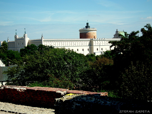 widok na zamek i baszt donon z XIII w. z pl. Przy Farze w Lublinie