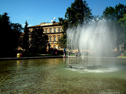 Fontanna na Placu Litewskim a w tle Uniwersytet Marii Curie-Skodowskiej.