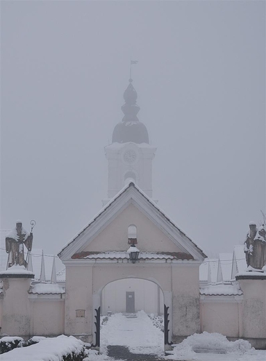 Klasztor wigierski - brama na dziedziniec z wie zegarow