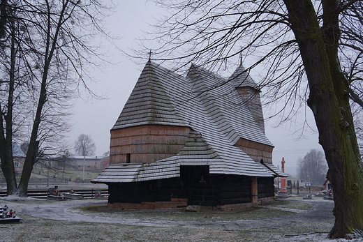 Drewniany koci pw.w. Wawrzyca z 1580 r. w Zacharzowicach.