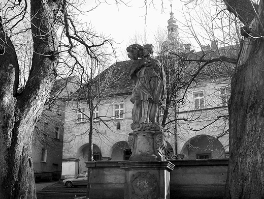 Rynek. lady dawnej wietnoci miasteczka, dzi - wsi