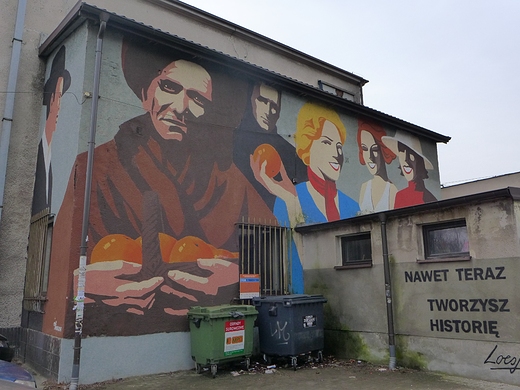 Ciekawy mural na cianie budynku stacji Falenica