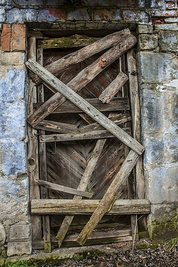 Stare drzwi w starym mynie