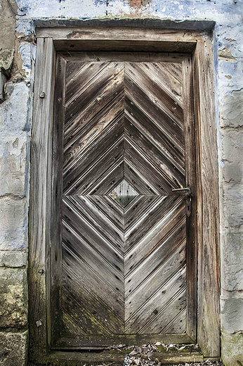 Stare drzwi w starym mynie