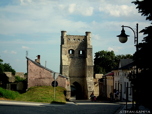 Brama Krakowska z XVI w. w Szydowie - polskie Carcassonne