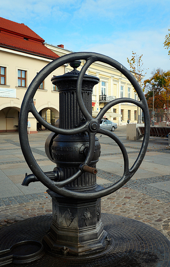 Kielce. Zabytkowa pompa w rynku.