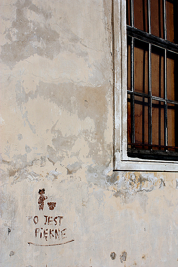 Sejny - napis na murze synagogi