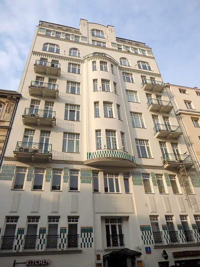 Warszawa. Kamienica przy ul. Widok 8.
