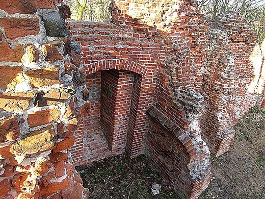 Fragmenty zamku w Raciku