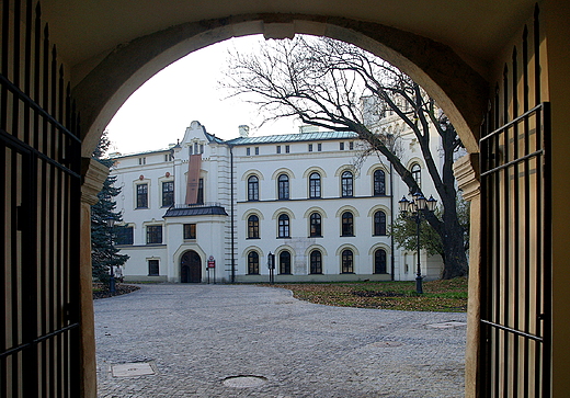 Widok na Stary Zamek Habsburgów w Żywcu spod bramy oficyny
