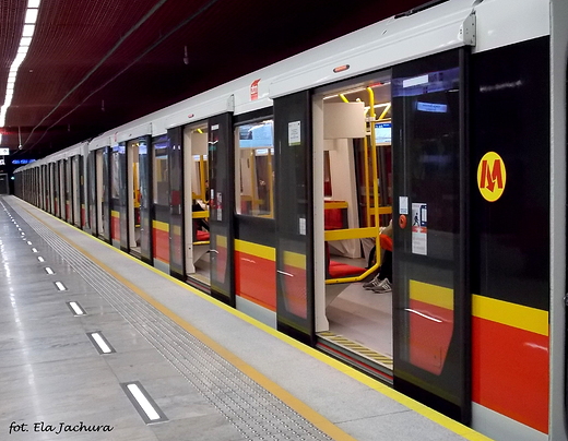 Warszawa. Metro na stacji Rondo Daszyskiego.