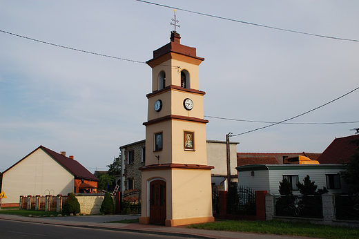 Grocholub - Kaplica z dzwonnic