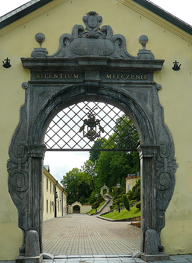 Czerna k.Krzeszowic. Brama klasztoru Karmelitów Bosych.