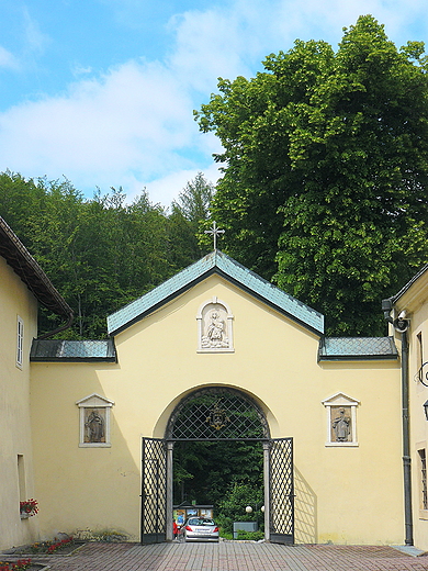Czerna k.Krzeszowic. Wejście do klasztoru Karmelitów Bosych.