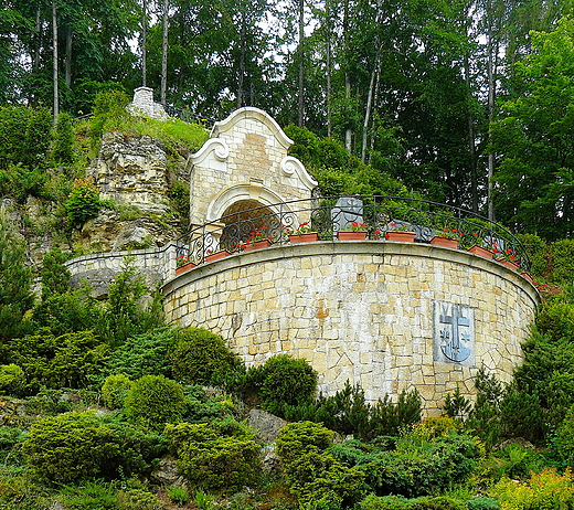 Czerna k.Krzeszowic. Klasztor Karmelit�w bosych. Grota z 1995 r. z figur� proroka Eliasza