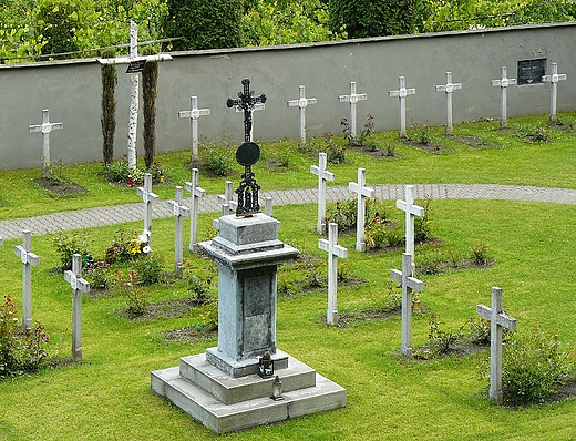 Czerna k.Krzeszowic. Krzyże na cmentarzu klasztornym.