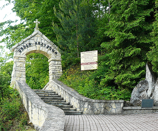 Czerna k.Krzeszowic. Brama prowadzca do kapliczek nad Grot.