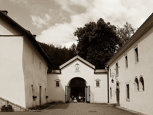 Czerna k.Krzeszowic. Wejcie do klasztoru Karmelitw Bosych.