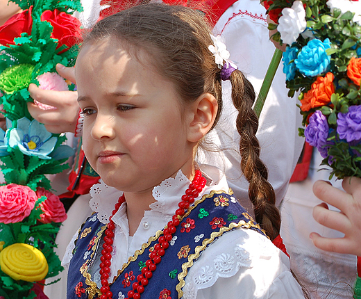 Dziewczynka w stroju kurpiowskim. yse