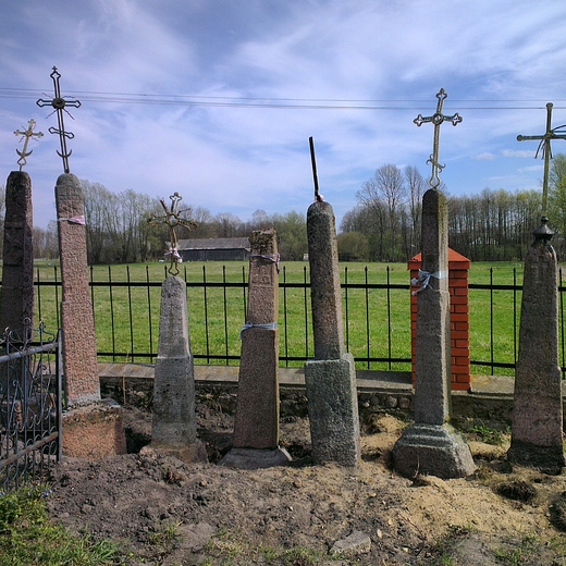 Lapidarium starych krzyy przy cerkwi w Pasynkach. Podlasie