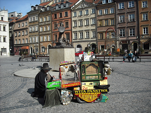 Warszawa. Warszawski kataryniarz na rynku Starego Miasta.