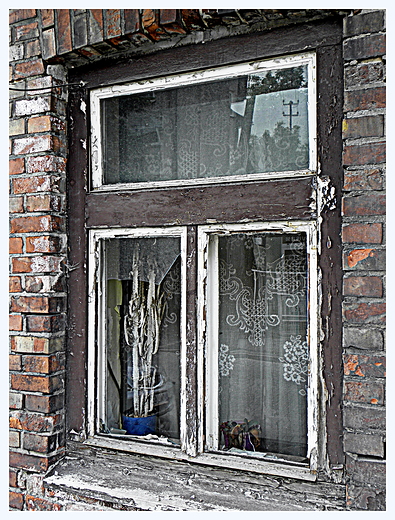okno opuszczonego mieszkania