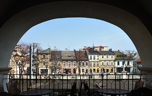 Bielsko-Biaa. Widok na rynek z podcieni odrestaurowanej kamienicy