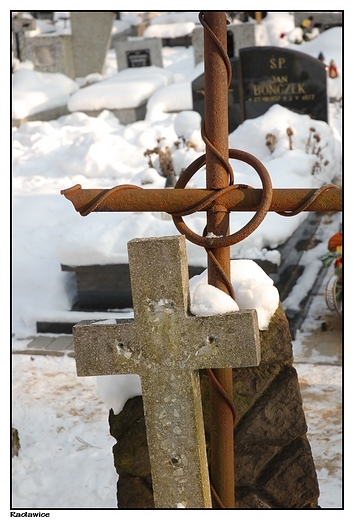Krzye na cmantarzu parafialnym w Racawicach