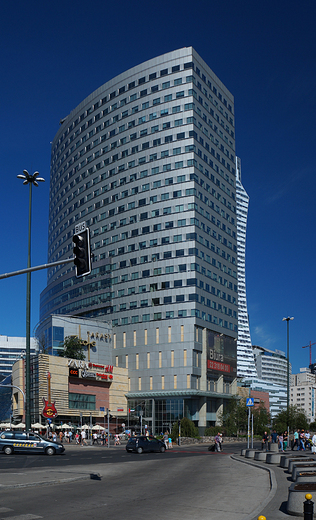 Warszawa. Gmach w centrum.