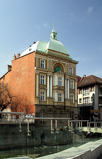 Bielsko-Biaa. Zabytkowa kamienica nad rzek Bia.