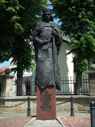 przed kocioem w. Szymona z Lipnicy poza jego ogrodzeniem, znajduje si pomnik krla Wadysawa okietka, ktry w 1326r.nada Lipnicy prawa miejskie.