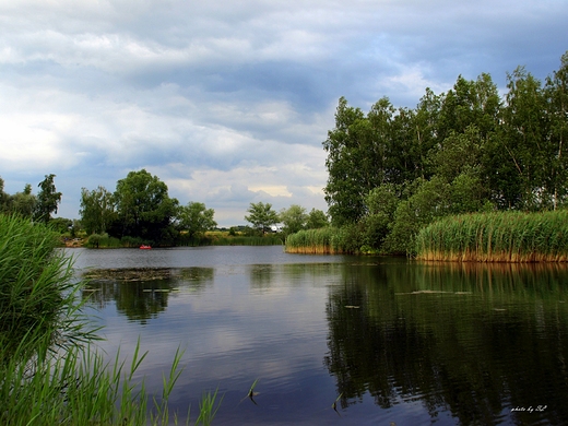 deszczowo nad jeziorem