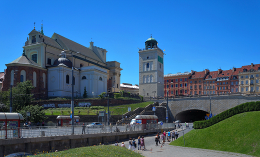 Warszawa. Widok na koci w. Anny od strony zamku.