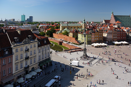 Warszawa. Widok na Plac Zamkowy z kolumn Zygmunta porodku.