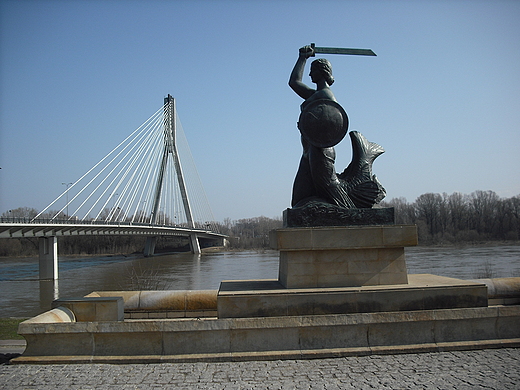 Warszawa. Pomnik Syrenki na brzegiem Wisy.