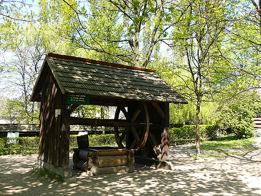 Maopolska. Skansen w Wygiezowie - wiejska,zabytkowa studnia.