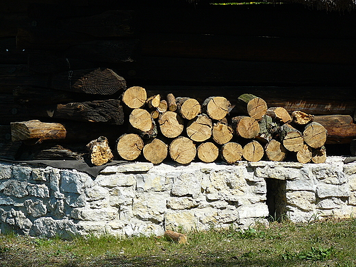 Skansen w Wygiezowie w Maopolsce. Zapasy drewna na opa.