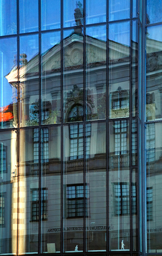 Warszawa. Trzy dni w stolicy. Gmach Muzeum F. Chopina-odbicie w szybie.