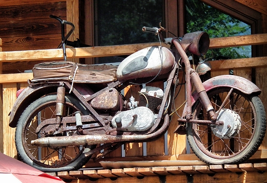 Stary motocykl w Barze pod Rybk