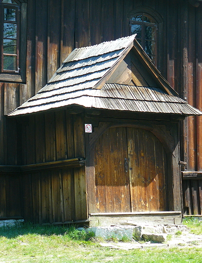 Skansen w Wygiezowie - wejcie boczne do zabytkowego kocioa z Ryczowa (XVIIw.)