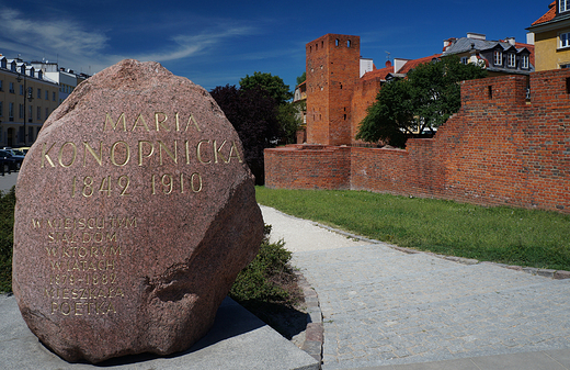 WSarszawa.Obelisk M. Konopnickiej na tle murw obronnych.