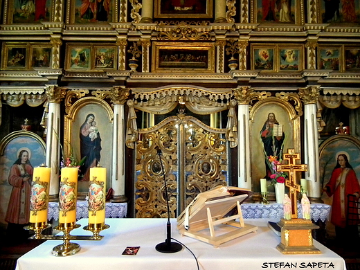 otarz na tle ikonostasu w cerkwi w Dubnem