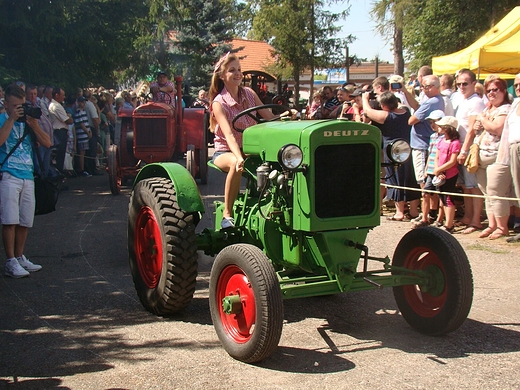 Parada zabytkowych traktorw.