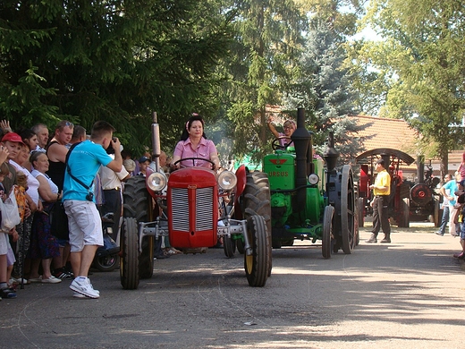 Parada zabytkowych traktorw.