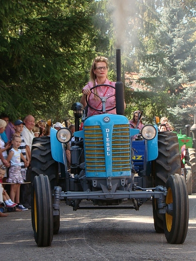 Parada zabytkowych traktorw.
